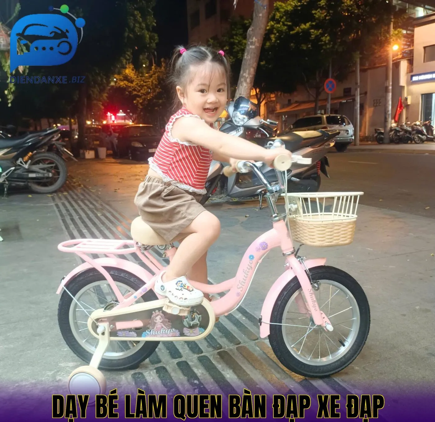 dạy bé làm quen bàn đạp xe đạp